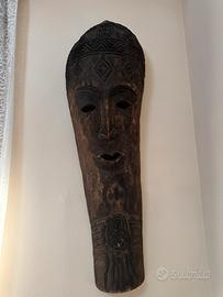 Maschera etnica africana gigante.