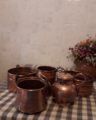 Oggetti da cucina in rame pesante