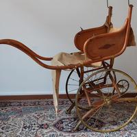 Antica carrozzina pieghevole 