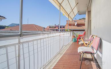 AMPIO 4 LOCALI CON BOX AUTO E TERRENO