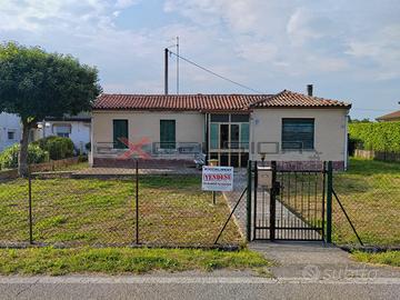 PETTORAZZA GRIMANI: CASA SINGOLA CON TERRENO DA RI