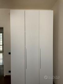 Armadio a tre ante in legno