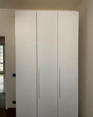 Armadio a tre ante in legno