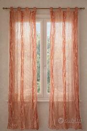 Tende decorative trasparenti con dettagli rossi