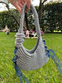 Borsa a uncinetto fatta a mano con fiocchi blu