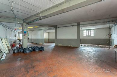 Immobile di 262 m² con 1 locale a Campi Bisenzio