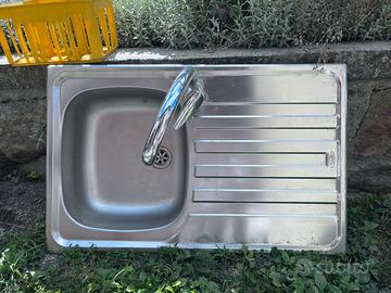 Lavandino con rubinetto