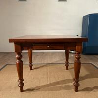 Tavolo allungabile in noce massello con cassetto