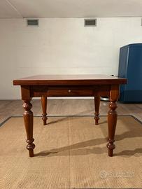 Tavolo allungabile in noce massello con cassetto