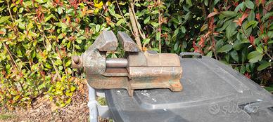 vecchia e grossa morsa da banco ursus 120