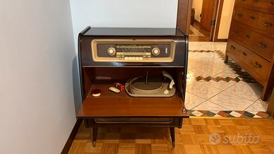 Mobile radio d’epoca Grundig con giradischi