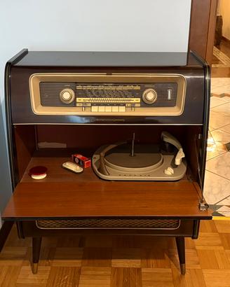 Mobile radio d’epoca Grundig con giradischi