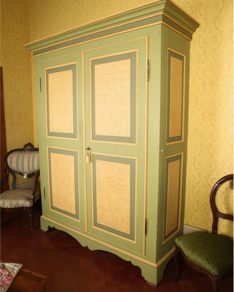 Armadio in legno laccato color crema e verde