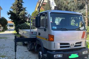 Nissan atlon cassone fisso con gru