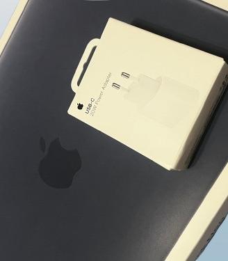 Apple Macbook Neo con caricabatterie inculso