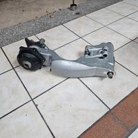forcellone e ruota posteriore triumph speed tripe 