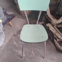 due sedie di formica verdi