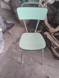 due sedie di formica verdi