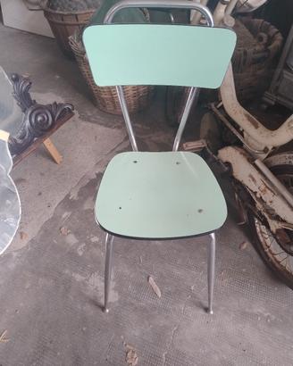 due sedie di formica verdi