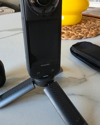 INSTA 360 X5 con accessori