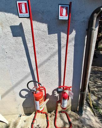 Estintori con supporto da terra