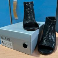 sandalo nero con tacco basso