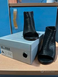 sandalo nero con tacco basso