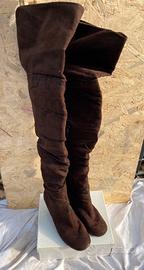 Stivali alti sopra al ginocchio