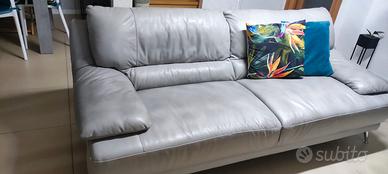 Divano in pelle grigio