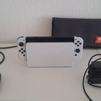 Nintendo Switch OLED bianca