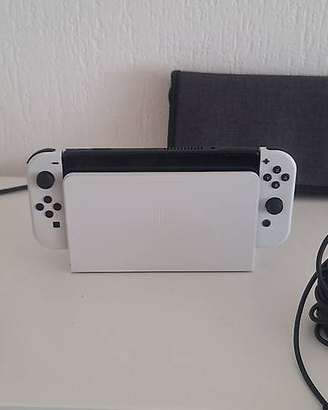 Nintendo Switch OLED bianca