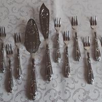 Set di posate e palette da dolce argentate