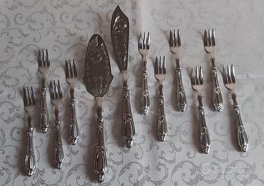 Set di posate e palette da dolce argentate