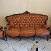 Salotto in stile antico in pelle e legno