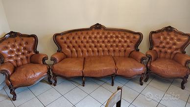 Salotto in stile antico in pelle e legno