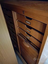 cassettiera in legno di faggio . 