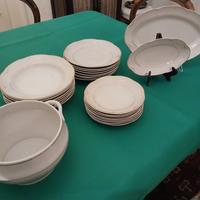 servizio di piatti in porcellana 