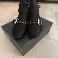 Scarpa nera taglia 38