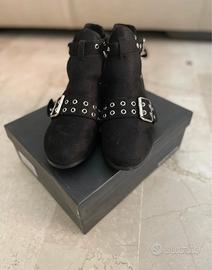 Scarpa nera taglia 38