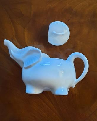 Teiera porcellana bianca con due tazze tè