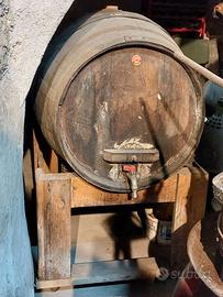 Due botti per vino con carrelli