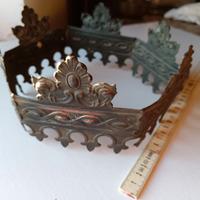 Corona neogotica in metallo