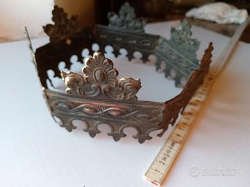 Corona neogotica in metallo