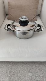 pentola in acciaio inox con coperchio 