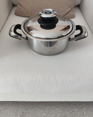 pentola in acciaio inox con coperchio 
