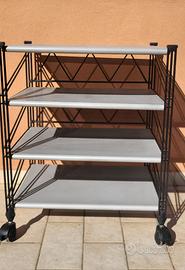 Carrello girevole con  ripiani in metallo