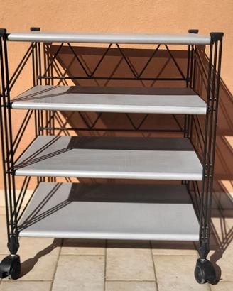 Carrello girevole con  ripiani in metallo