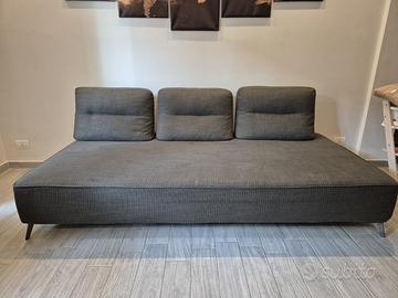 Divano con schienali mobili