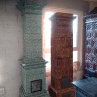 Stufa antica restaurata in ceramica.