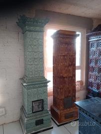 Stufa antica restaurata in ceramica.